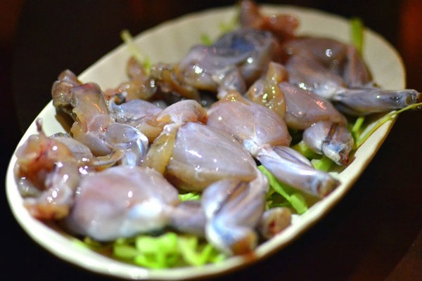 Ăn các loại thịt cá, thịt ếch, thịt nhái,… sống hoặc chưa được nấu chín có thể nhiễm sán